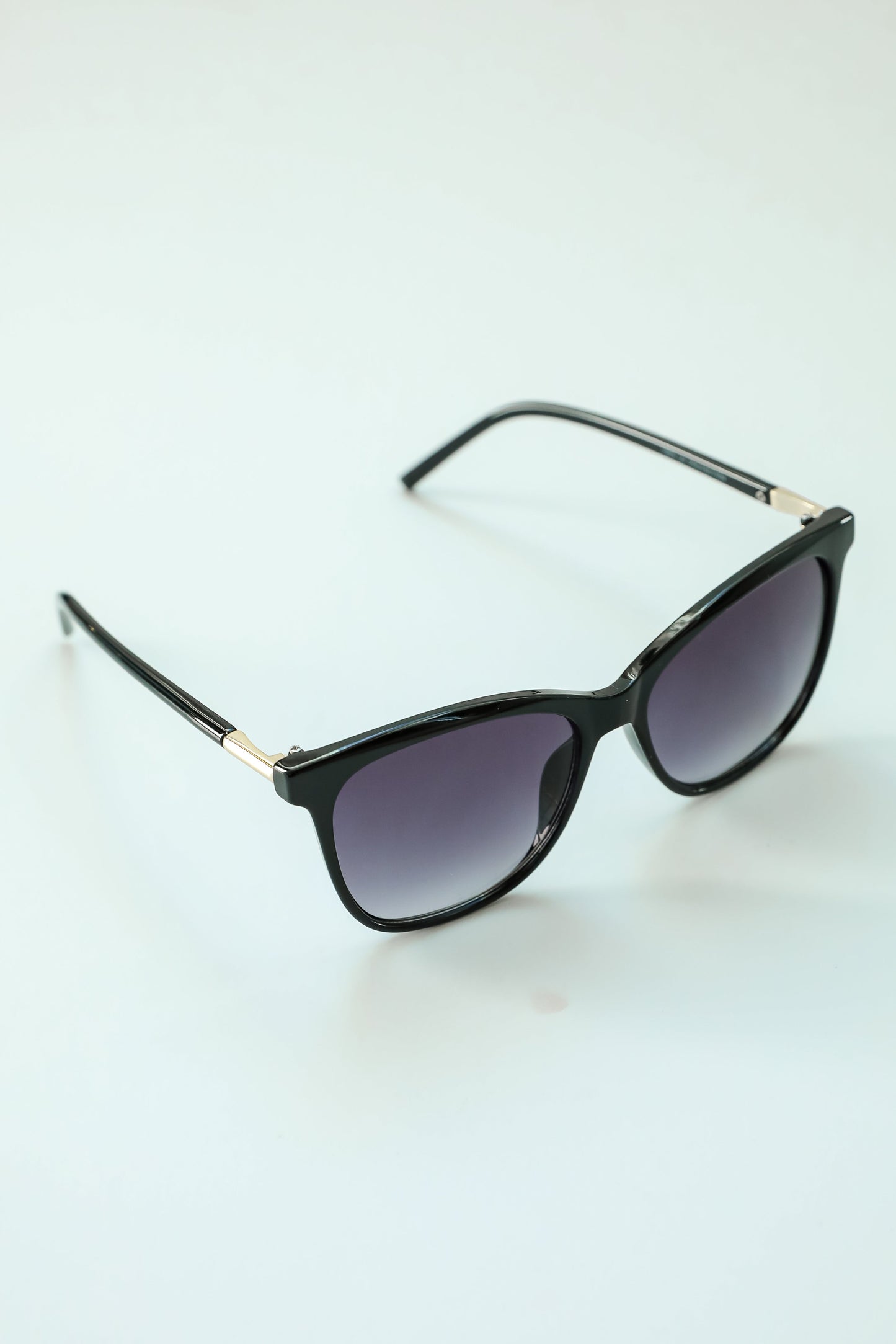 Trendsetting Take Black Square Sunglasses