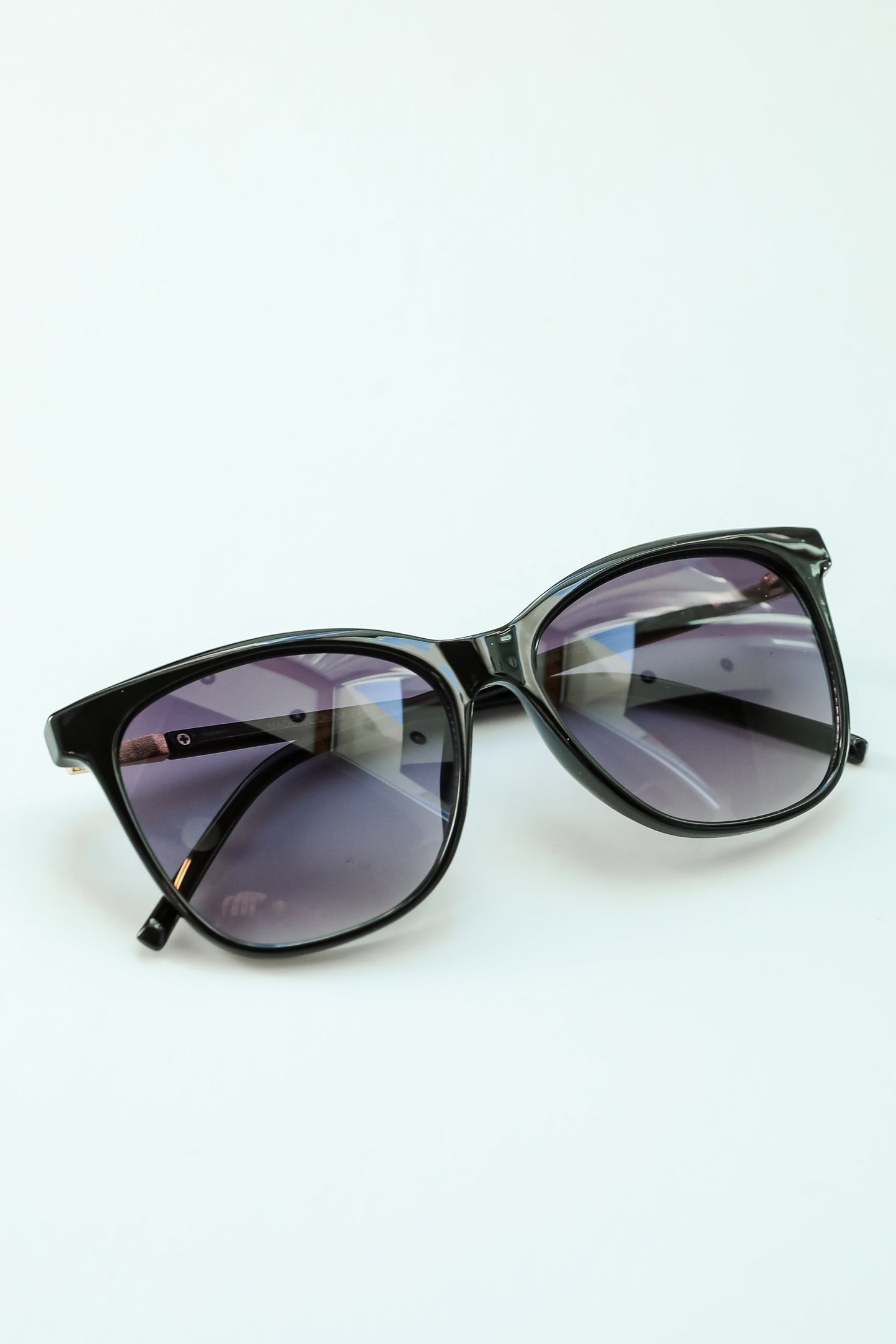 Trendsetting Take Black Square Sunglasses